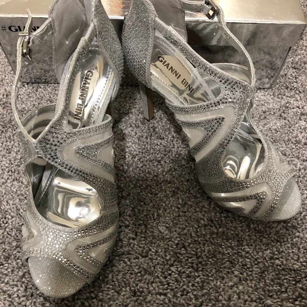 Gianni Bini silver rhinestone heels size 6